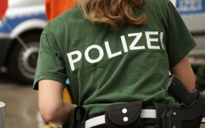Frau mit Elektroschocker attackiert – Polizei sucht Zeugen