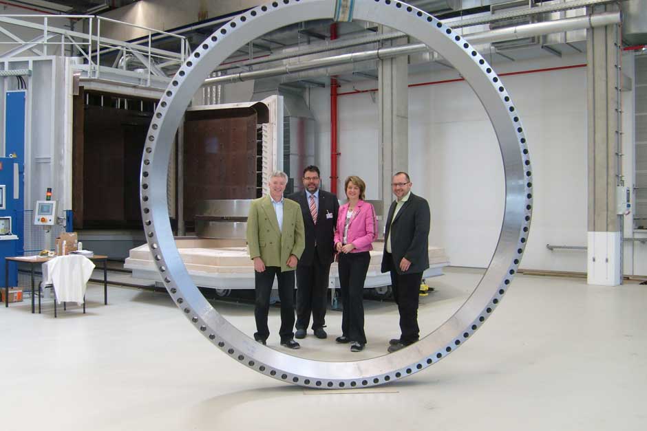 ENERCON-Vertreter und Europaabgeordnete Weisgerber besichtigen das neue SKF Großlagerwerk