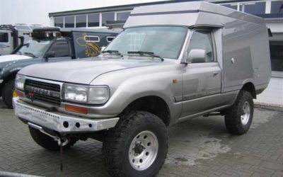 Geländetaugliches Expeditionsfahrzeug entwendet