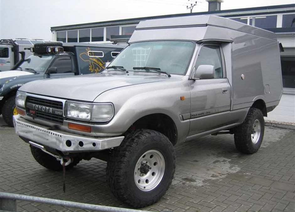 Geländetaugliches Expeditionsfahrzeug entwendet