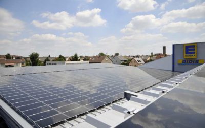 EDEKA Markt in Gochsheim überdacht Parkplatz mit Solarmodulen