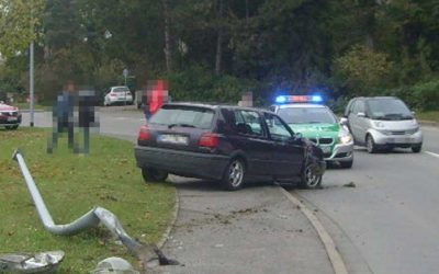 Ohne Führerschein mit dem Auto gegen einen Laternenmast und dann auch noch geflüchtet
