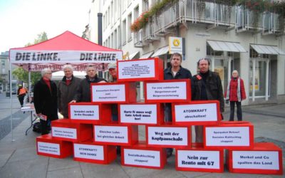 Jugend der IG Metall protestierte mit einem riesigen Papierschiff gegen die Ausbildungssituation