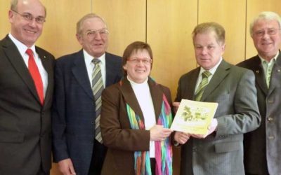 Sparkasse Schweinfurt unterstützt Begleitbuch zur Ausstellung über den Bürgerwald