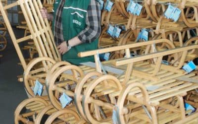 Holzschlittenbauer Michael Ress kann trotz Tauwetter kaum durchschnaufen