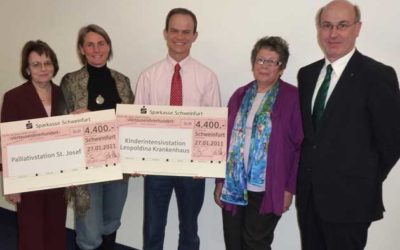 Sparkassenmitarbeiter spenden für den guten Zweck: 8.800 Euro aus Benefizabend „von und für uns“ übergeben