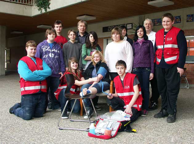 Johanniter bilden Schulsanitäter an der Heide-Schule in Schwebheim aus