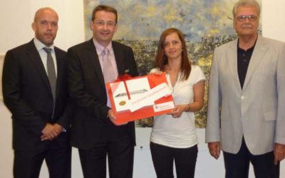 Sparkasse übergibt iPad an stolze Gewinnerin