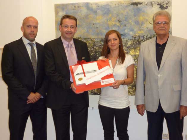 Sparkasse übergibt iPad an stolze Gewinnerin