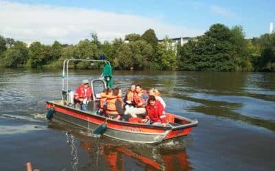 Bei bestem Sommerwetter besuchten drei Schulklassen die Wasserwacht