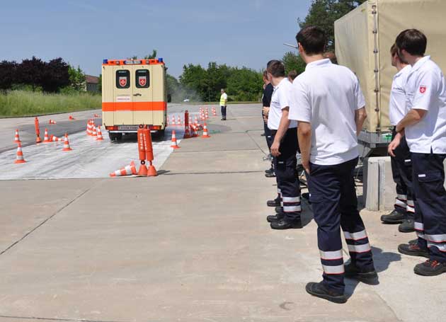 Ehrenamtliche Malteser bestehen Prüfung für den Feuerwehr-Führerschein