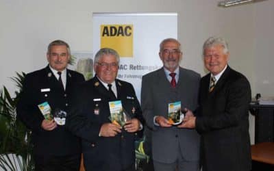 Unterricht im Autoknacken – ADAC fördert Schulung der bayerischen Feuerwehren