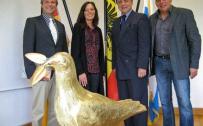 Eine goldfarbene Taube bringt Menschenrechtsthemen in den Unterricht