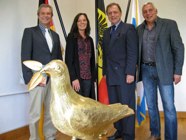 Eine goldfarbene Taube bringt Menschenrechtsthemen in den Unterricht