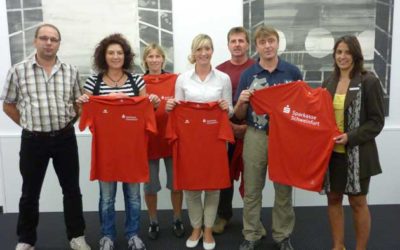 Sparkasse Schweinfurt sponsert Aufwärmtrikots für die fünf Korbball-Bundesligisten aus der Region Schweinfurt