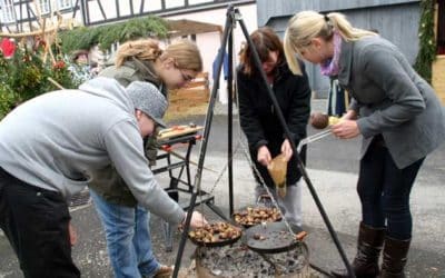 Ostheimer Erlebnis-Weihnachtsmarkt lockt mit romantischem Budenzauber, Musik unterm Sternenzelt und Ausstellungen für Groß und Klein