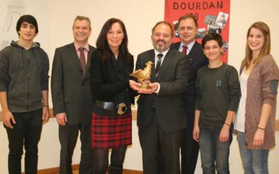 Eine goldfarbene Taube bringt Menschenrechtsthemen in den Unterricht