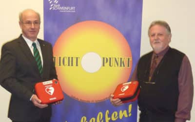 Projekt „Lichtpunkt – wir helfen“: Sparkasse Schweinfurt unterstützt das Projekt mit der Anschaffung von zwei Defibrillatoren