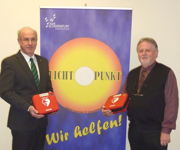 Projekt „Lichtpunkt – wir helfen“: Sparkasse Schweinfurt unterstützt das Projekt mit der Anschaffung von zwei Defibrillatoren