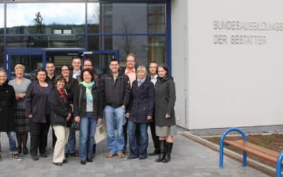Wirtschafsjunioren Bad Kissingen besichtigen Bundesausbildungszentrum der Bestatter in Münnerstadt