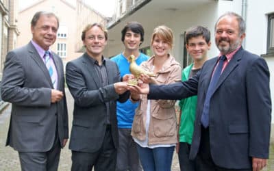 Frank Weber nimmt die Menschrechtstaube in die Richard-von-Weizsäcker-Schule mit