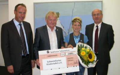 Sparkassenmitarbeiter spenden für die Schweinfurter Kindertafel