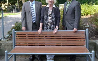 Neue Bank vor der Geomed-Klinik – Spende des Fördervereins