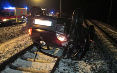 Mit Auto auf Bahngleisen gelandet – Autofahrerin mit Glück im Unglück