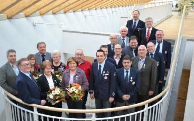 Ehrung für aktiven Dienst beim BRK  Landrat Harald Leitherer zeichnet 15 Personen aus dem Landkreis aus