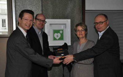 Defibrillator im Rathaus installiert