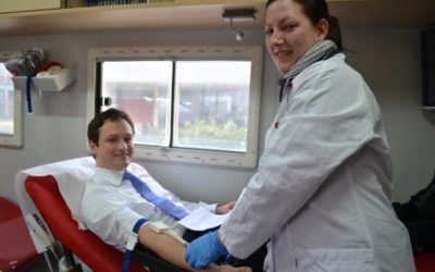 Landrat Florian Töpper und Oberbürgermeister Sebastian Remelé starten Blutspendeaktion vor dem Landratsamt