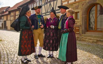 Moderne, junge Frau in ‚Oma-Kleidern‘