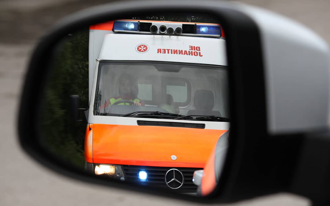 Blaulicht im Rückspiegel – was tun?