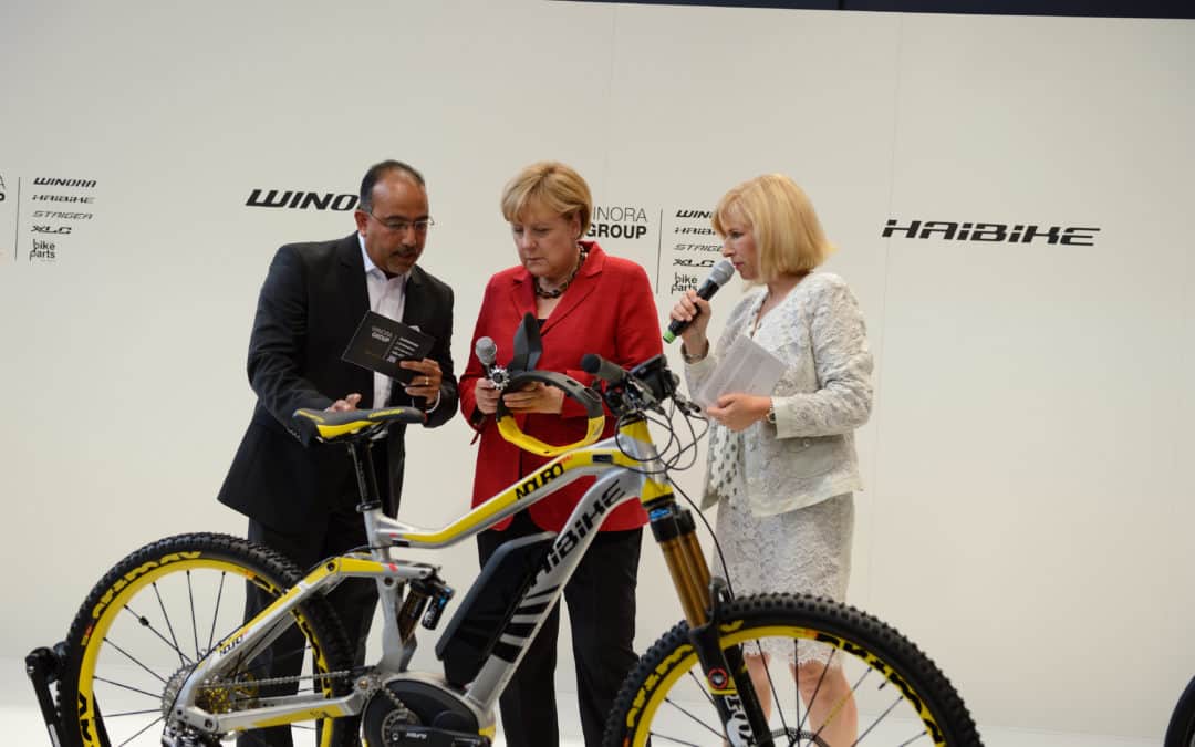 Bundeskanzlerin Angela Merkel zu Besuch auf dem Stand der unterfränkischen Winora Group