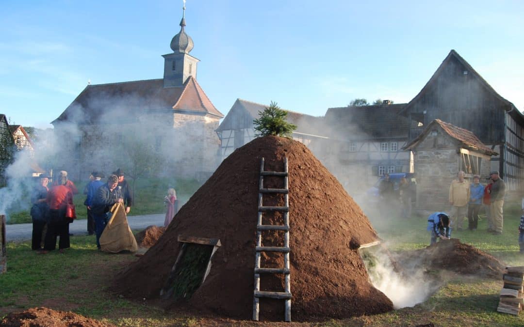 Kohlenmeiler raucht wieder zum Herbstfest