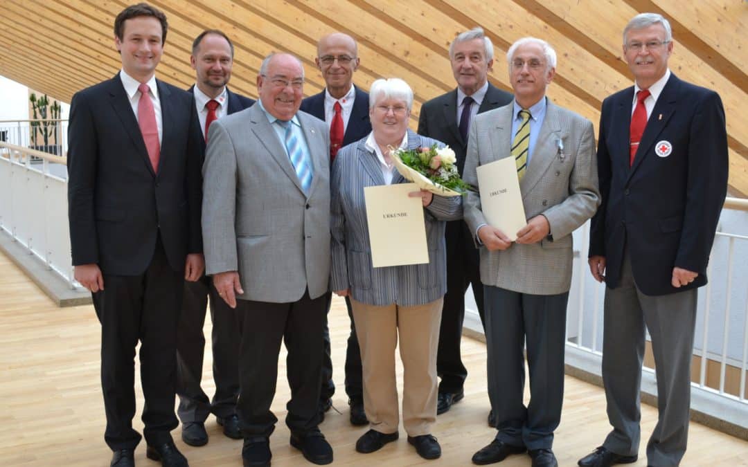 Landrat Florian Töpper zeichnet Ramona Grimm-Kemmer und Dr. Dagobert Götz aus