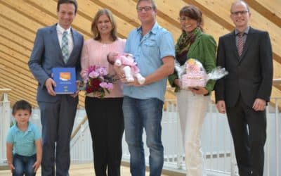 Landrat übergibt Elternbrief
