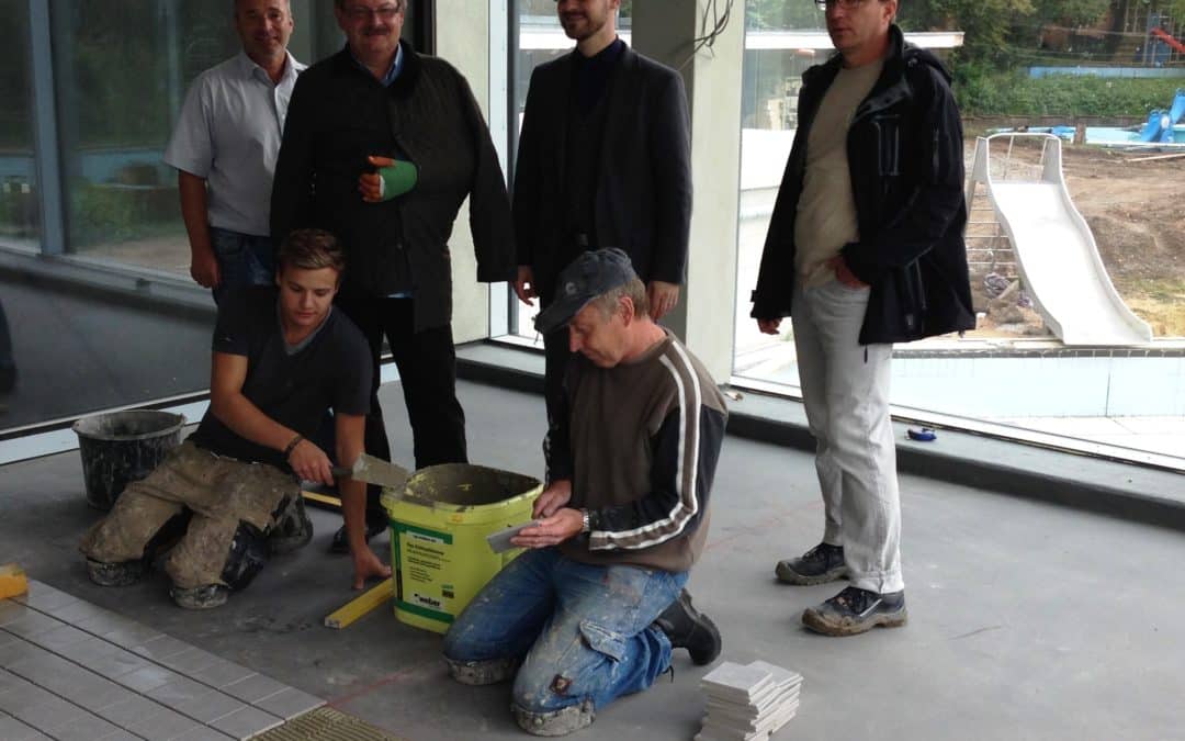 Staatssekretär Gerhard Eck besucht das Schwimmbad Geomaris