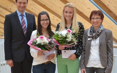Landrat Florian Töpper beglückwünscht Sabrina Weigand und Linda Rettner