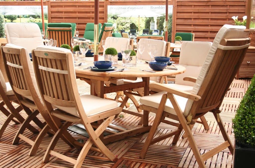 Wie Gartenmöbel am besten überwintern