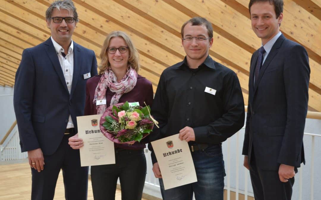 Landrat Florian Töpper beglückwünscht Veronika Nies und Philipp Lendner