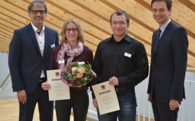 Landrat Florian Töpper beglückwünscht Veronika Nies und Philipp Lendner