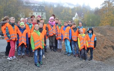 Die Altlasten-Baustelle interessiert auch die jüngsten Gemeindebürger Grundschüler aus Schonungen besuchen Baustelle der Sattler-Altlast
