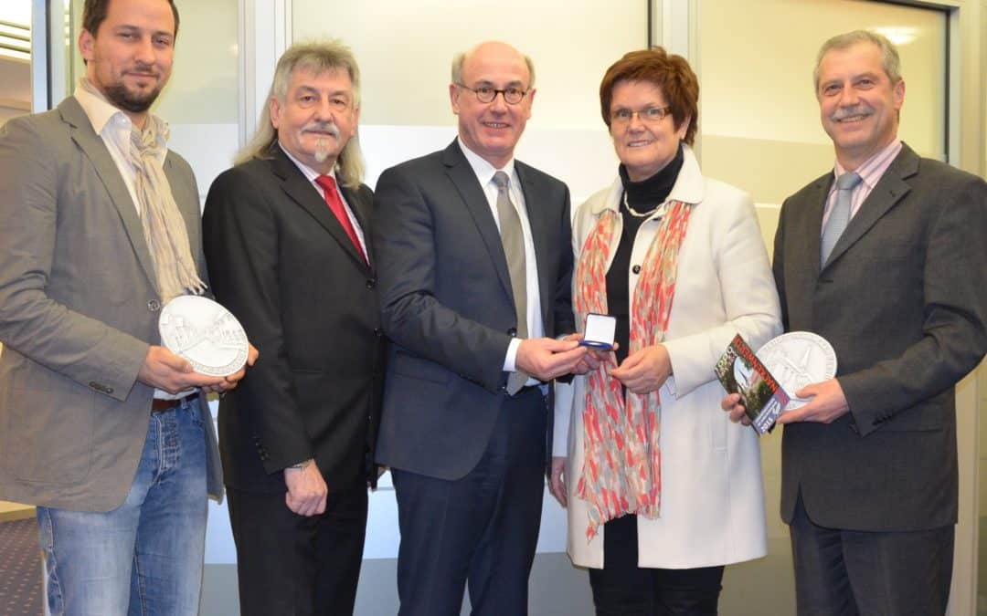 1000 Jahre Schnackenwerth – Sparkasse übergibt 1. Jubiläumsmedaille