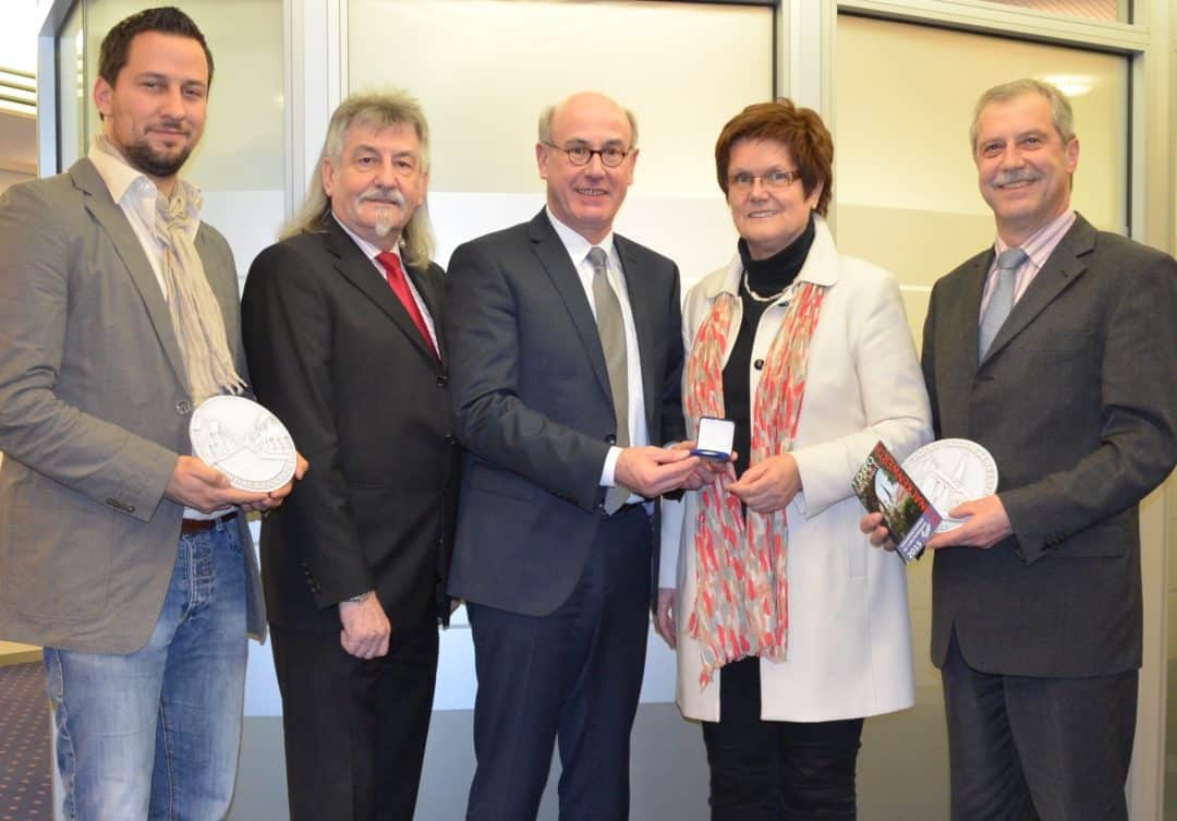 1000 Jahre Schnackenwerth Sparkasse übergibt 1. Jubiläumsmedaille