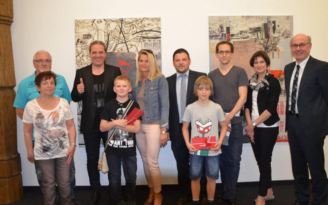 Sparkasse Schweinfurt übergibt Eintrittskarten für Familientag an strahlende Gewinner