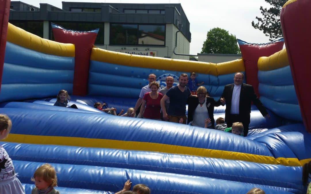 Bürgermeisterpaar als Losverkäufer beim Kindergartenfest