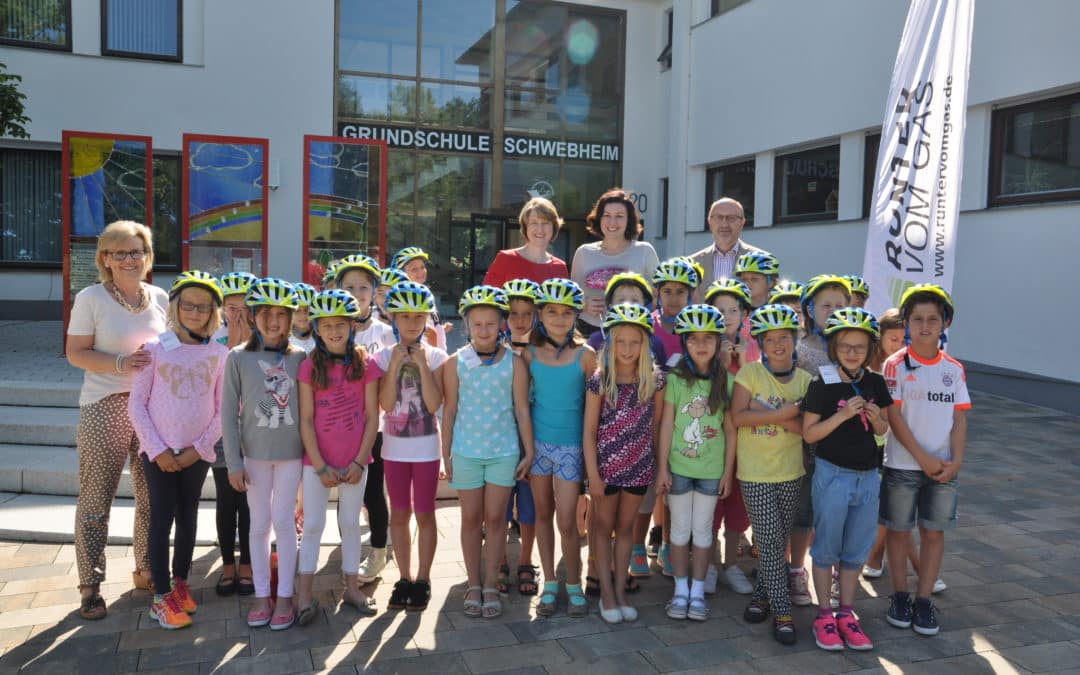 Anja Weisgerber und Dorothee Bär übergeben Fahrradhelme