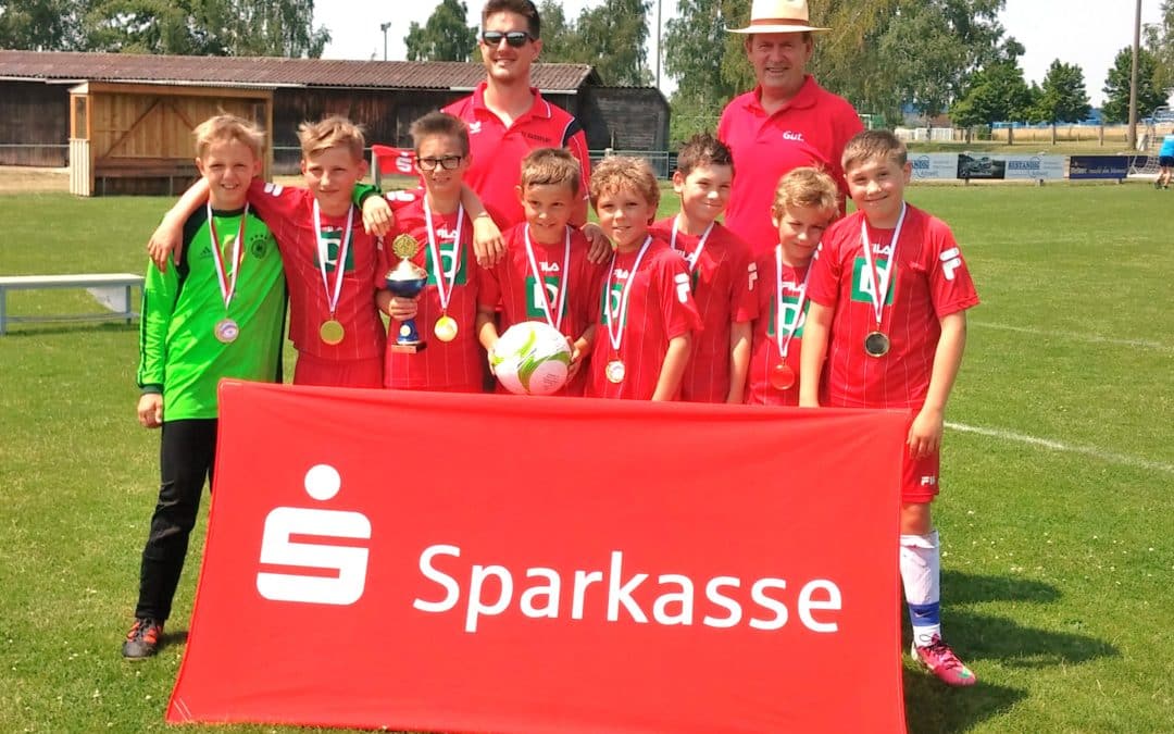 Sommerliche Temperaturen und heiße Fußball-Spiele: der Sparkassencup 2015 beim TSV Grettstadt