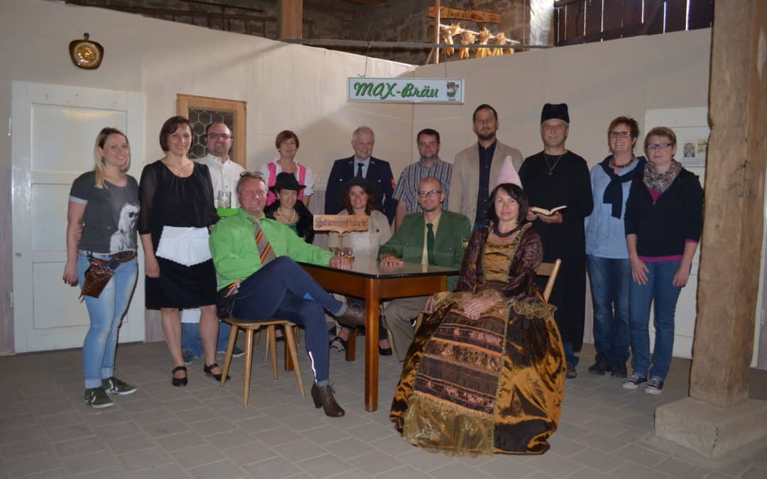 Stehender Applaus für die Theatergruppe Schnackenwerth für ihren Dreiakter